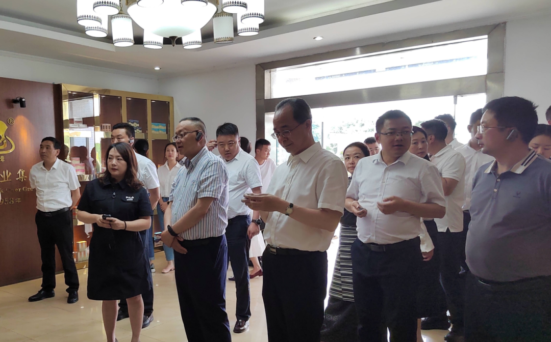 阿壩州政協副主席、阿壩縣委書記馮崢勇一行赴四川逢春參觀調研